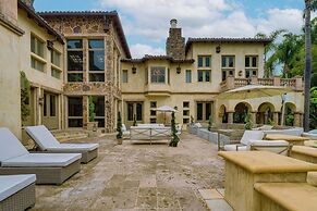 Carolwood - Modern Tuscan Villa With Rolling Lawns and Loggia in Holmb