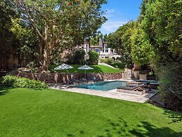 Carolwood - Modern Tuscan Villa With Rolling Lawns and Loggia in Holmb