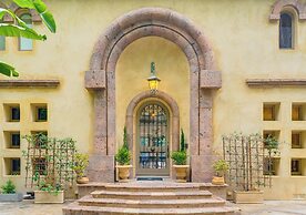 Carolwood - Modern Tuscan Villa With Rolling Lawns and Loggia in Holmb