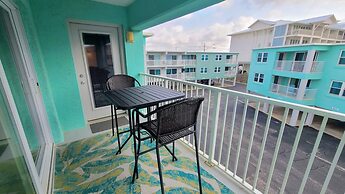 Top Floor Beachside Condo in Gulf Shores Sleeps 6