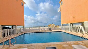 Top Floor Beachside Condo in Gulf Shores Sleeps 6