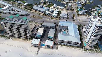 Top Floor Beachside Condo in Gulf Shores Sleeps 6