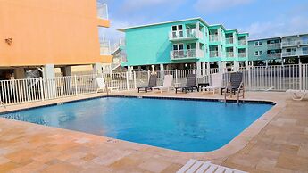 Top Floor Beachside Condo in Gulf Shores Sleeps 6