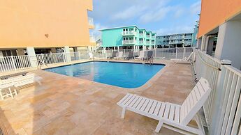 Top Floor Beachside Condo in Gulf Shores Sleeps 6