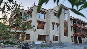 Hotel Ladakh Heights