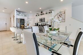 10 Mi to Disney - Lake-view Haven w/ Pool Access!