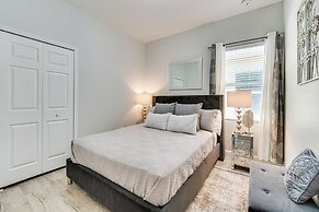 10 Mi to Disney - Lake-view Haven w/ Pool Access!