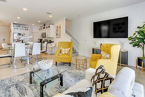 10 Mi to Disney - Lake-view Haven w/ Pool Access!