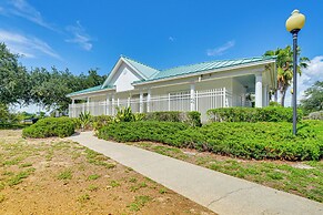 10 Mi to Disney - Lake-view Haven w/ Pool Access!