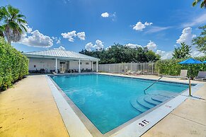 10 Mi to Disney - Lake-view Haven w/ Pool Access!