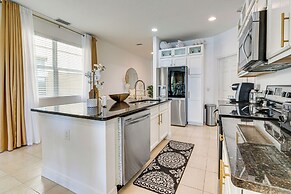 10 Mi to Disney - Lake-view Haven w/ Pool Access!