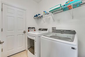 10 Mi to Disney - Lake-view Haven w/ Pool Access!