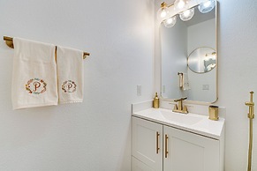 10 Mi to Disney - Lake-view Haven w/ Pool Access!