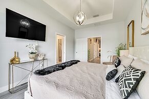 10 Mi to Disney - Lake-view Haven w/ Pool Access!