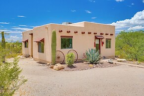 Chic Tucson Casita w/ Deck & Panoramic Views!