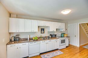 Wakefield Escape: Walk to Downtown & Near Beaches!