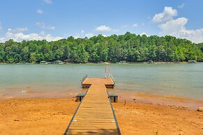 Pet-friendly Lavonia Cabin, Walk to Lake Hartwell!