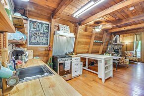 Pet-friendly Lavonia Cabin, Walk to Lake Hartwell!