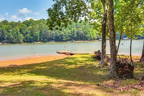 Pet-friendly Lavonia Cabin, Walk to Lake Hartwell!
