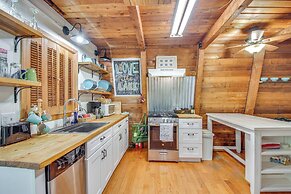 Pet-friendly Lavonia Cabin, Walk to Lake Hartwell!