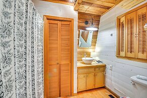 Pet-friendly Lavonia Cabin, Walk to Lake Hartwell!