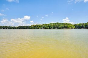 Pet-friendly Lavonia Cabin, Walk to Lake Hartwell!