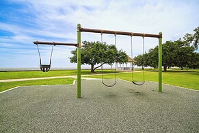 Eclectic Mandeville Home: Walk to Lakefront Park