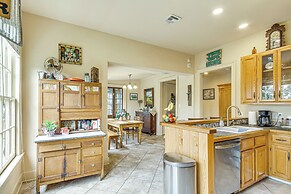 Eclectic Mandeville Home: Walk to Lakefront Park