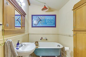 Eclectic Mandeville Home: Walk to Lakefront Park