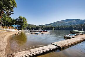 Rathdrum Home w/ Hot Tub: Steps to Beach Access!