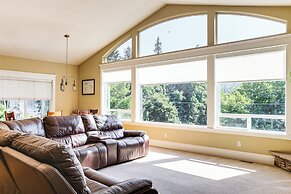 Rathdrum Home w/ Hot Tub: Steps to Beach Access!