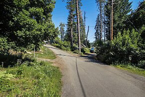 Rathdrum Home w/ Hot Tub: Steps to Beach Access!