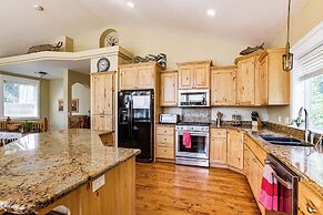 Rathdrum Home w/ Hot Tub: Steps to Beach Access!