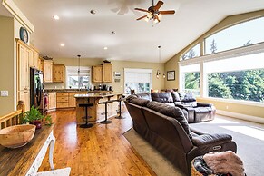 Rathdrum Home w/ Hot Tub: Steps to Beach Access!