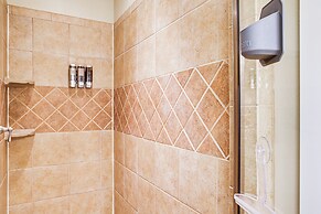 Rathdrum Home w/ Hot Tub: Steps to Beach Access!