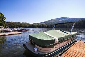 Rathdrum Home w/ Hot Tub: Steps to Beach Access!