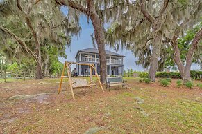 Lakefront Summerfield Getaway w/ Private Beach!