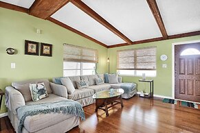 Delightful Vacation Home Located In The Popular Islamorada Neighborhoo