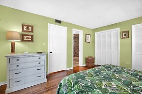 Delightful Vacation Home Located In The Popular Islamorada Neighborhoo