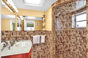 Delightful Vacation Home Located In The Popular Islamorada Neighborhoo