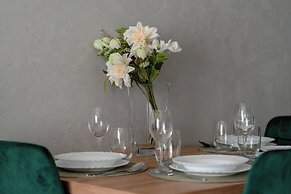 Apartment With Parking by Renters