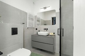 Apartment With Parking by Renters