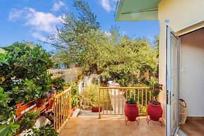 Summer Rose Garden Getaway - A Step to the Beach