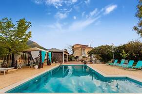 Beachfront Luxury Villa-private Pool Garden Heaven