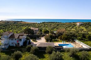 Beachfront Luxury Villa-private Pool Garden Heaven