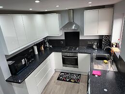 House Sleeps 7 - Contractors, Free Parking