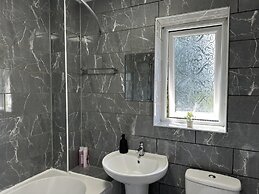 House Sleeps 7 - Contractors, Free Parking