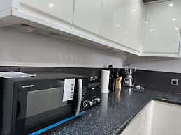 House Sleeps 7 - Contractors, Free Parking