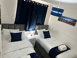 House Sleeps 7 - Contractors, Free Parking