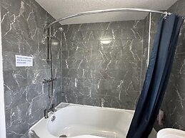 House Sleeps 7 - Contractors, Free Parking